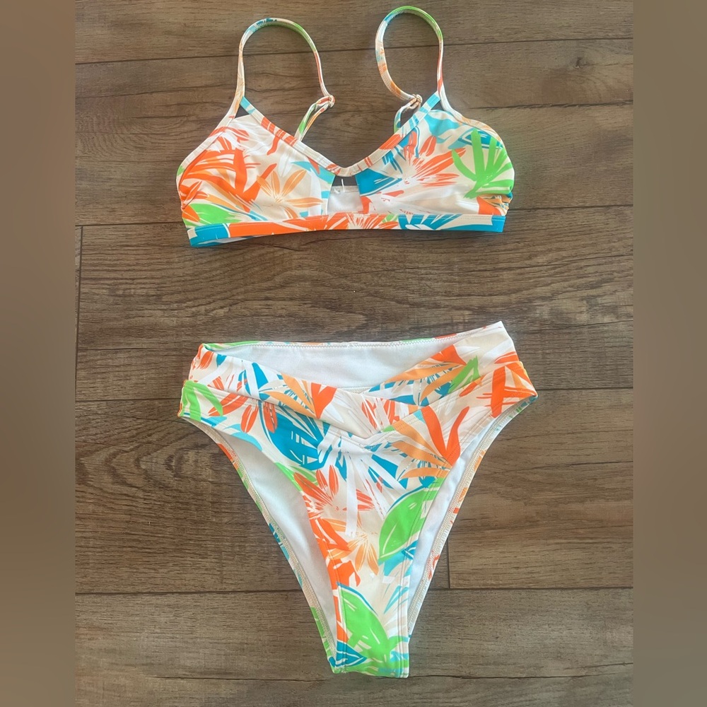 Cupshe XS Bikini with crossover bottom